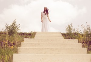 Im weißen Kleid schreitet sie die Treppe herab