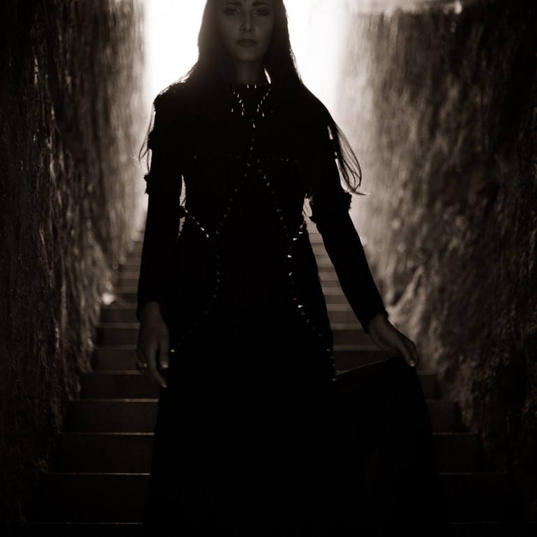 Oriana im dunklen Treppenaufgang