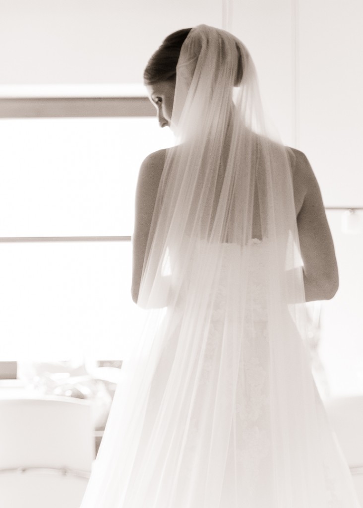Die wunderschöne Braut in ihrem Brautkleid