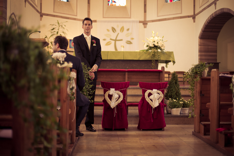 Bräutigam kurz vor der kirchlichen Trauung